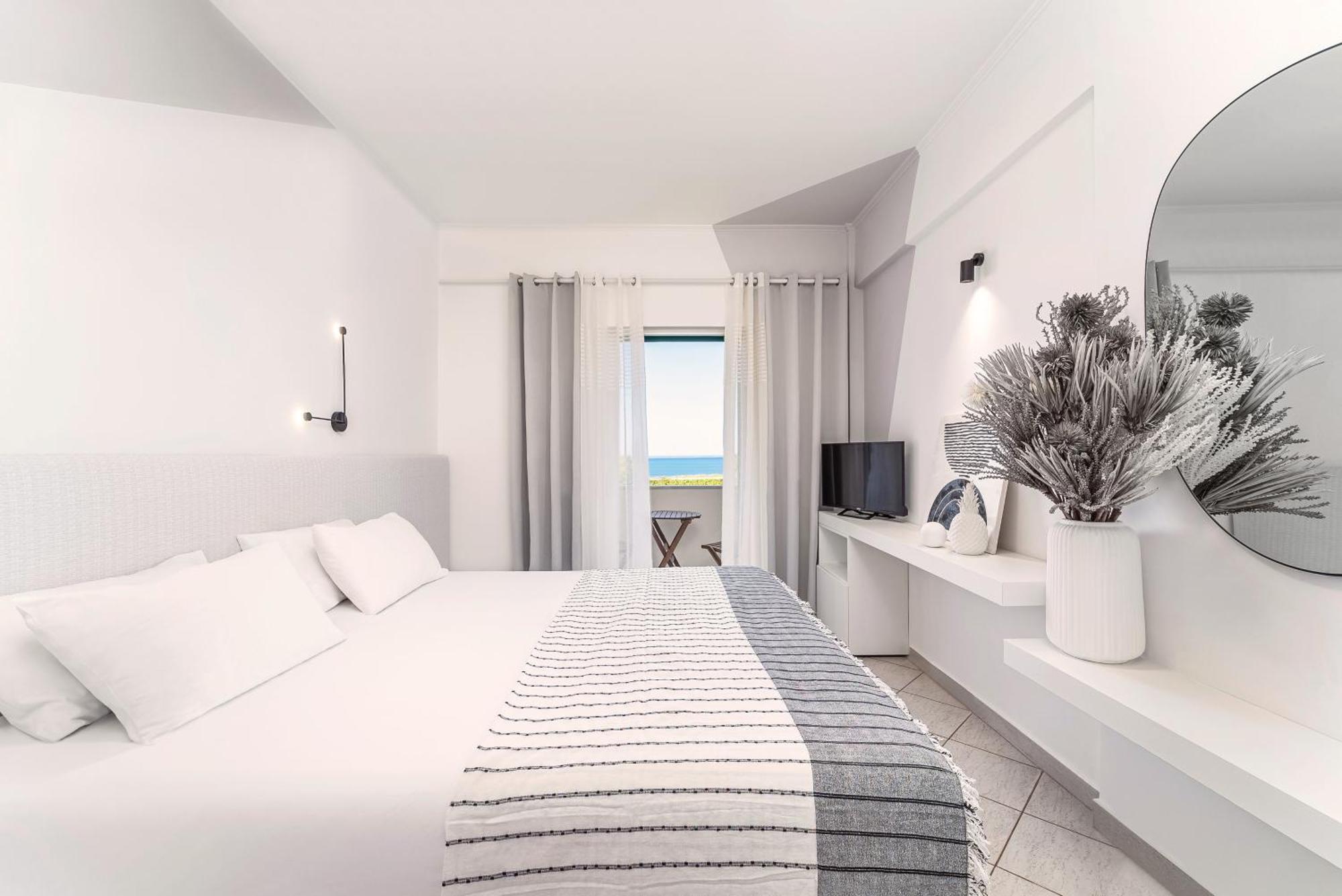 San Giovanni Beach Resort And Suites Agios Ioannis  Rum bild